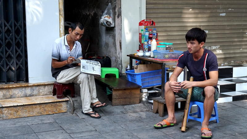 Người[-]đọc[-]tin[-]tức[-]báo[-]in[-]đang[-]dần[-]mai[-]một[-]ở[-]Thủ[-]đô